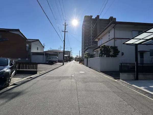 前面道路幅員は約7.2ｍで開放感があります。