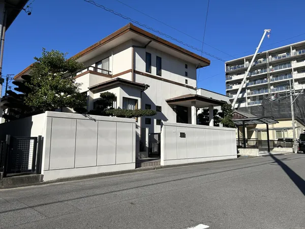 南東側より撮影　南側より明るい日差しが差し込む土地です。