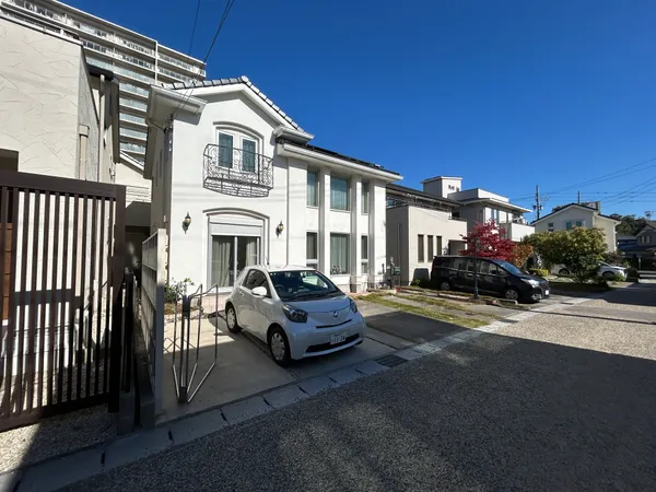 三井ホーム特徴の白い外壁が印象的な洋館風住宅。南側に駐車スペースと大きな窓があり、明るい印象です。敷地内に駐車スペースが3台分あります。