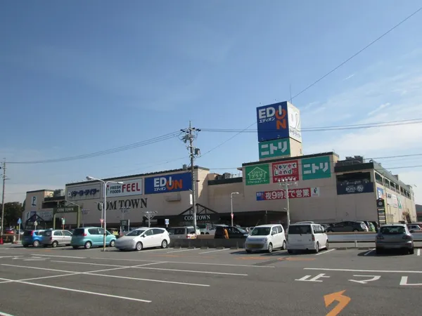 コムタウンの外観です。複数の店舗が集まり、駐車場も広く利用しやすいです。