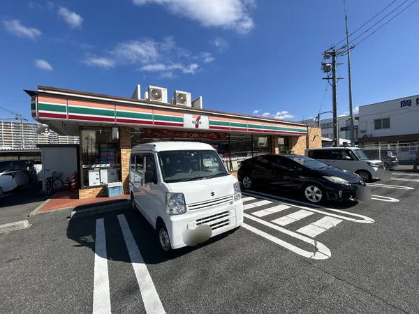 セブンイレブン岡崎上六名店（約260ｍ）。日常の買い物や急な用事にも便利な距離です。