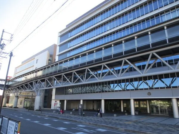 岡崎市役所（約2000ｍ）までの外観写真です。周辺環境の利便性が確認できます。