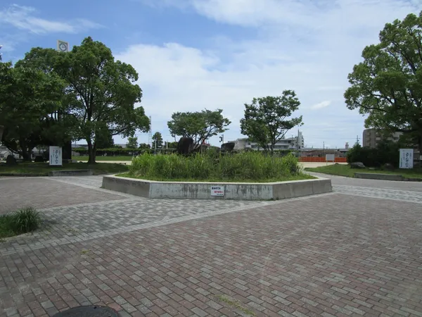 約400ｍと徒歩圏内にございます。お子様と遊ぶのに便利な近さです。