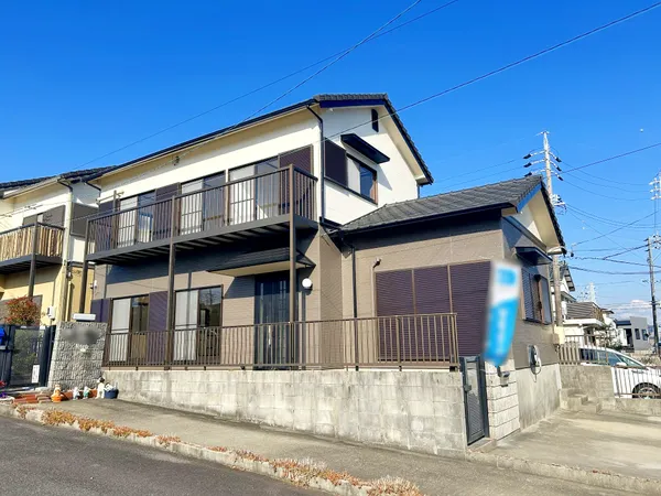 外観写真でございます。並列駐車３台可能なスペースございます。(車種による)その他物件の詳細は三井のリハウス岡崎センターまでお問い合わせください。