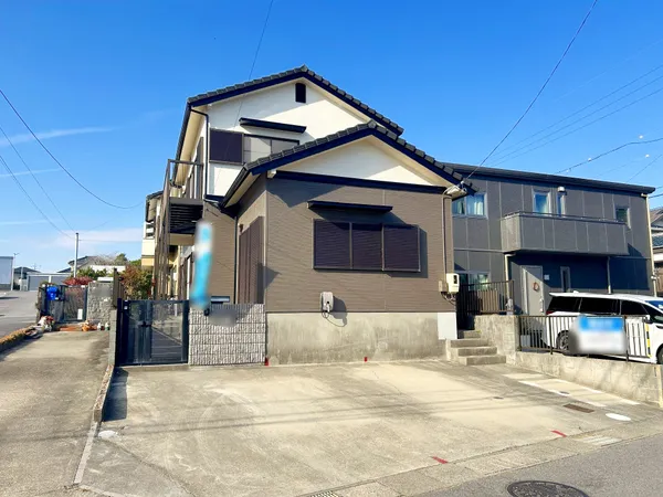 外観写真でございます。並列駐車３台可能なスペースございます。(車種による)