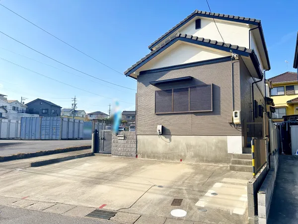 外観写真でございます。並列駐車３台可能なスペースございます。(車種による)