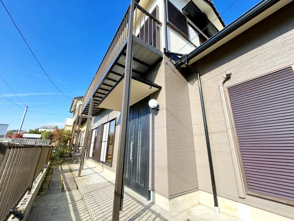 外観写真でございます。南西向きのため、暖かい陽射しが射し込みます。