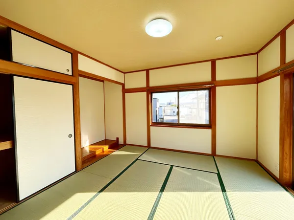 約８.0畳の和室でございます。南西向きの窓からは明るい陽射しが射し込みます。