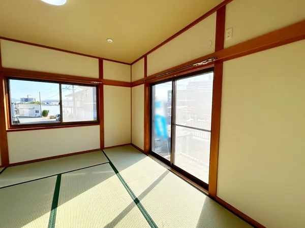 約８.0畳の和室でございます。南西向きの窓からは明るい陽射しが射し込みます。