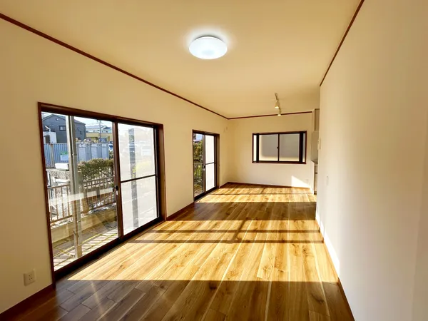 約15.0帖のリビングでございます。南西向きの２か所の窓からは明るい陽射しが射し込みます。