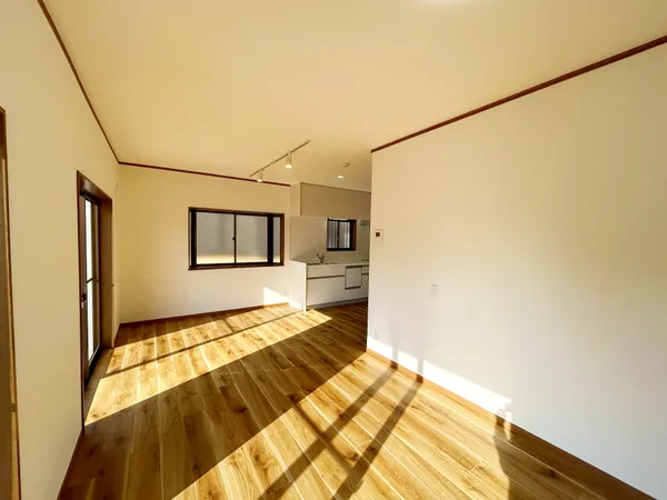 約15.0帖のリビングでございます。南西向きの２か所の窓からは明るい陽射しが射し込みます。