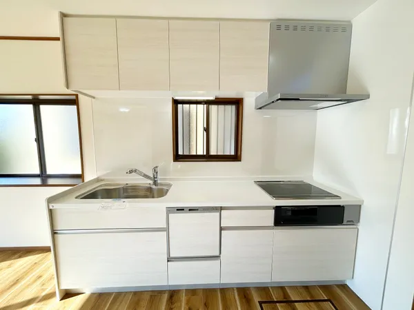 キッチンの写真でございます。収納スペース豊富で調理スペースをきちんと確保できます。