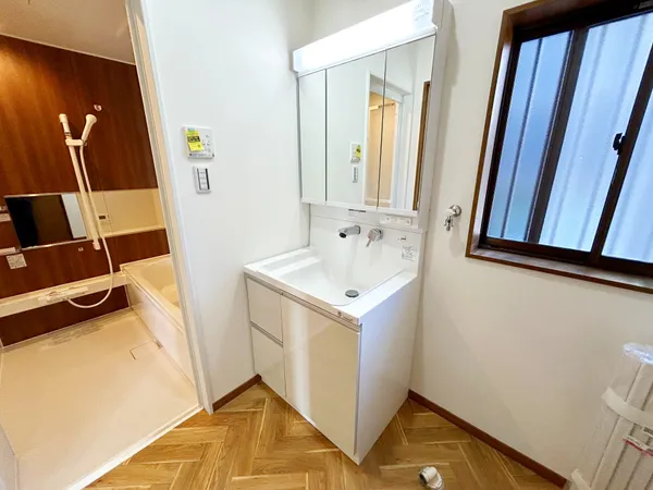 三面鏡付き洗面化粧台でございます。三面鏡のため、朝の身支度に大変便利です。