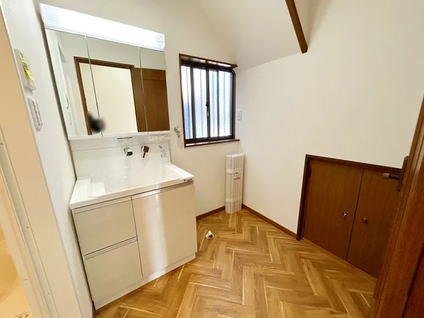 三面鏡付き洗面化粧台でございます。三面鏡のため、朝の身支度に大変便利です。