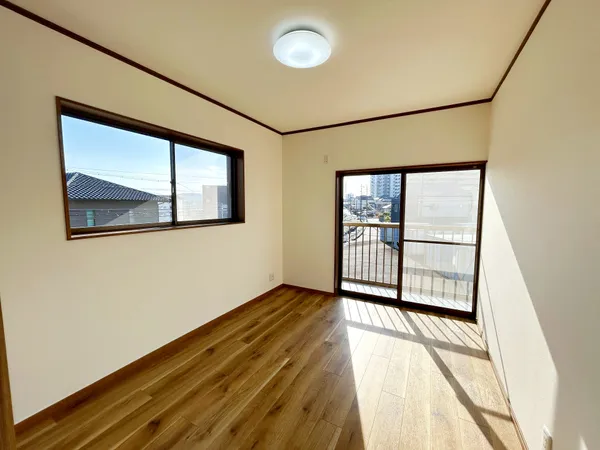 ２階部分、約6.0帖の洋室でございます。南西向きの大きな窓から暖かい陽射しが射し込みます。