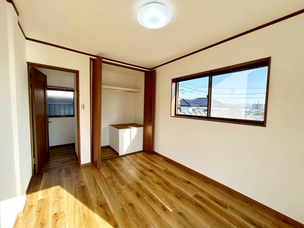 ２階部分、約6.0帖の洋室でございます。外開きのクローゼットのため、大切なお洋服をたっぷりと収納することができます。