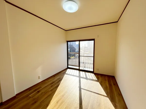 ２階洋室。約6.0帖の洋室でございます。南西向きの大きな窓から暖かい陽射しが射し込みます。