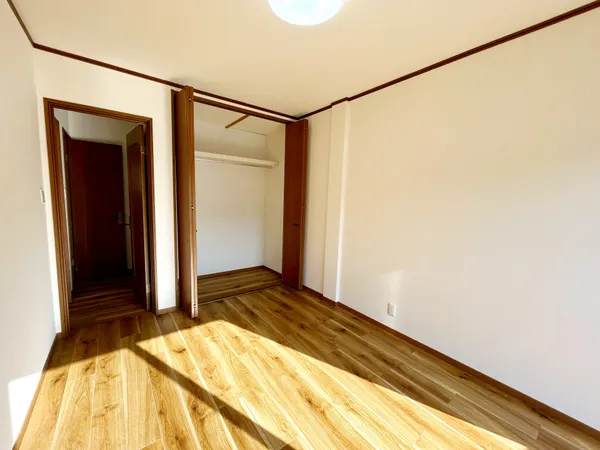 ２階部分、約6.0帖の洋室でございます。外開きのクローゼットのため、大切なお洋服をたっぷりと収納することができます。