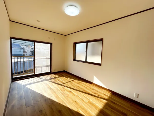 ２階洋室。約7.5帖の洋室でございます。南西向きの大きな窓から暖かい陽射しが射し込みます。