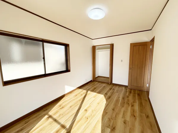 ２階部分、約7.5帖の洋室でございます。外開きのクローゼットのため、大切なお洋服をたっぷりと収納することができます。