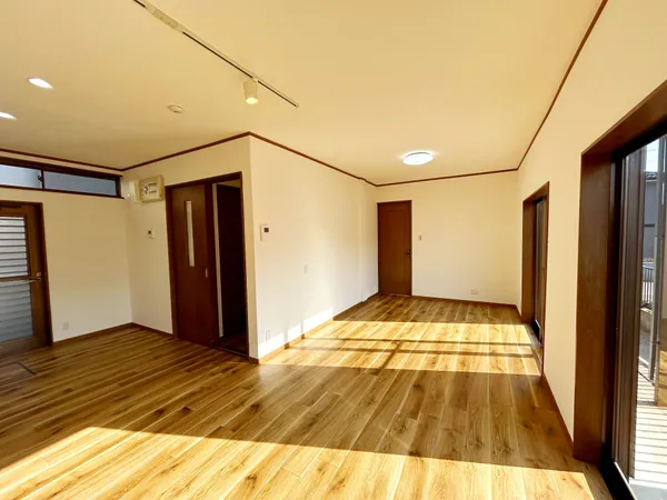 約15.0帖のリビングでございます。南西向きの２か所の窓からは明るい陽射しが射し込みます。