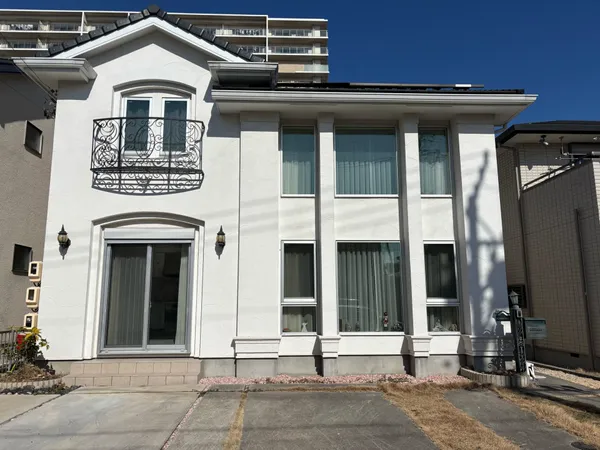 三井ホーム特徴の白い外壁が印象的な洋館風住宅。南側に駐車スペースと大きな窓があり、明るい印象です。敷地内に駐車スペースが3台分あります。