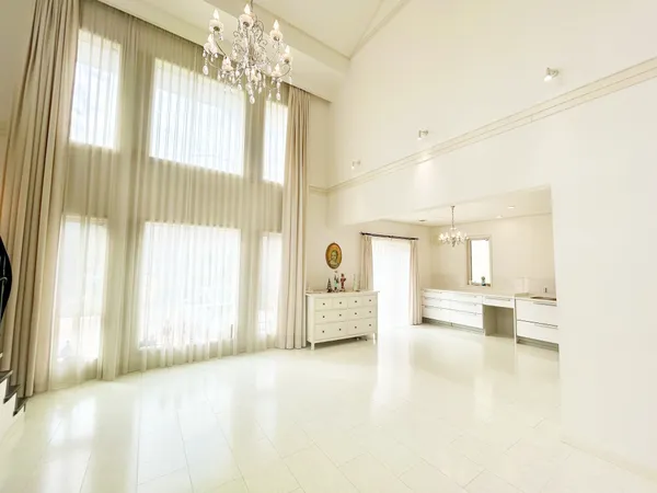 広々としたリビングは吹き抜けで開放感ある空間設計となっています。