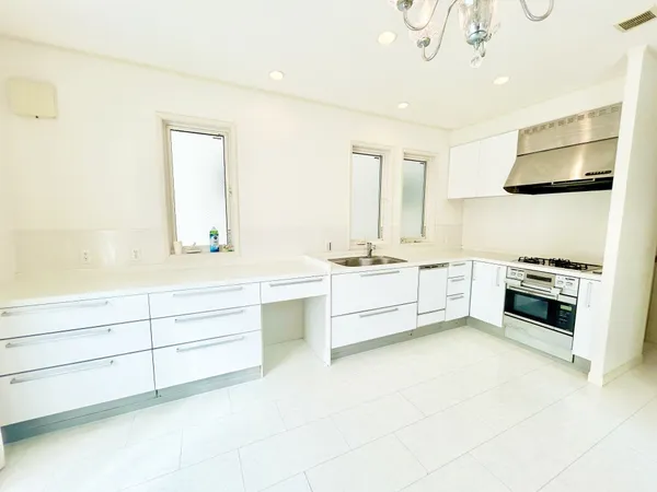 キッチンはたっぷり収納できるスペースがあり、すっきり片づけることができます。