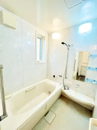 一日の疲れをゆったりと癒すことができる浴室です。窓付きで換気ができ、明るい印象を与えてくれます。