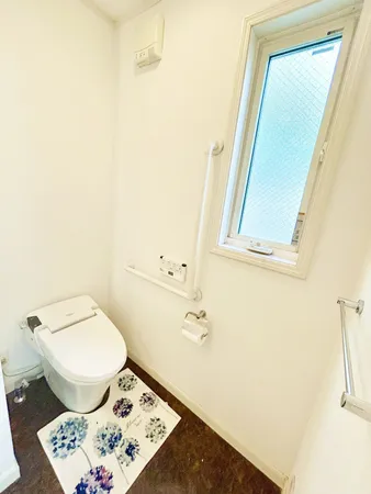 シンプルで明るい印象のトイレです。