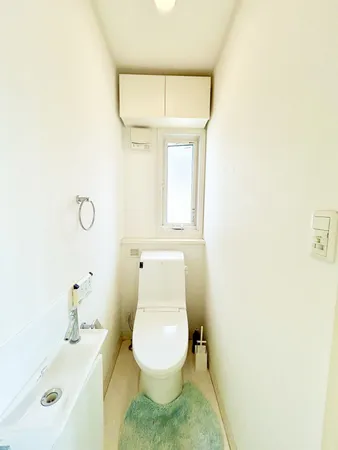 シンプルで明るい印象のトイレです。