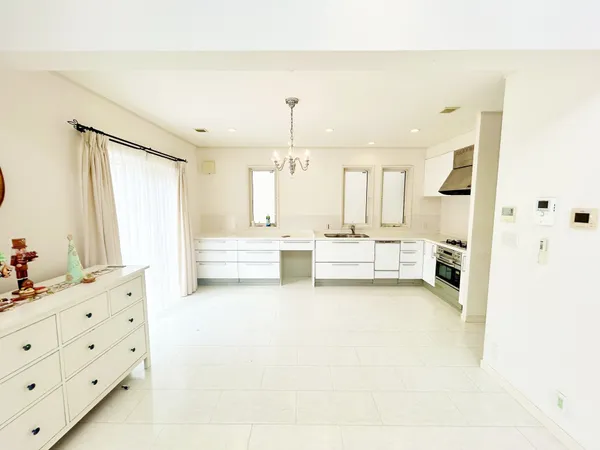 キッチンはたっぷり収納できるスペースがあり、すっきり片づけることができます。