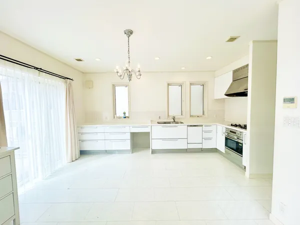 キッチンはたっぷり収納できるスペースがあり、すっきり片づけることができます。