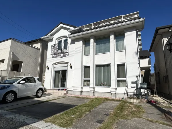 三井ホーム特徴の白い外壁が印象的な洋館風住宅。南側に駐車スペースと大きな窓があり、明るい印象です。敷地内に駐車スペースが3台分あります。
