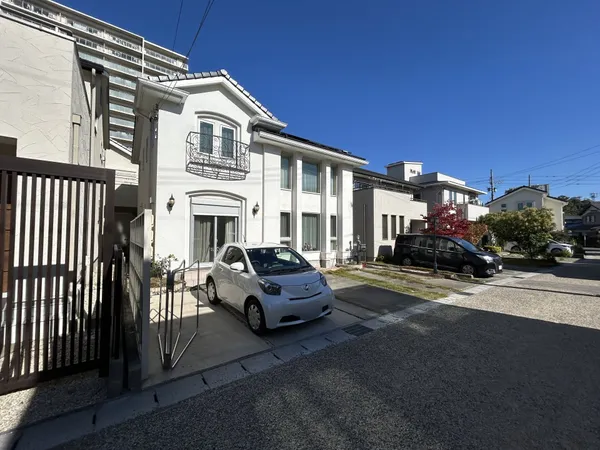 三井ホーム特徴の白い外壁が印象的な洋館風住宅。南側に駐車スペースと大きな窓があり、明るい印象です。敷地内に駐車スペースが3台分あります。