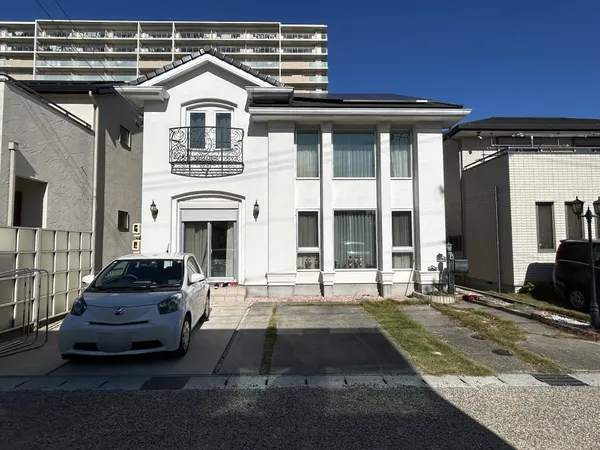 三井ホーム特徴の白い外壁が印象的な洋館風住宅。南側に駐車スペースと大きな窓があり、明るい印象です。敷地内に駐車スペースが3台分あります。