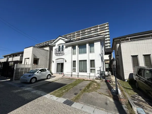 三井ホーム特徴の白い外壁が印象的な洋館風住宅。南側に駐車スペースと大きな窓があり、明るい印象です。敷地内に駐車スペースが3台分あります。