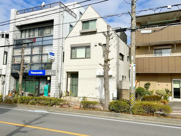 ヘーベルハウス施工の一戸建です。南西向きの窓が多く、日当たりの良い印象です。