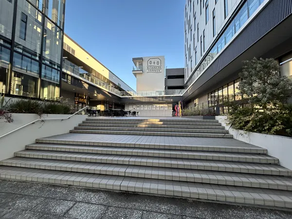 オトリバーサイドテラスまで約１００ｍ駅近で商業施設が充実しております