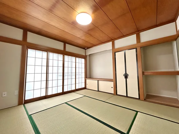 【２階和室/約８帖】ベランダに面しています。