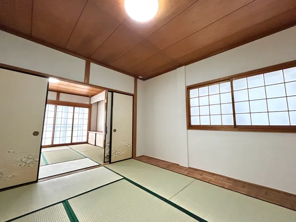 【２階和室/約6帖】間の障子を取れば、広々としたスペースとなります。