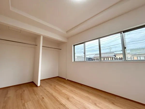 【２階和洋室/約6.7帖】ハンガーパイプ付きの収納スペース有り。