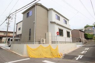 岡崎百々町 第1 1号棟 前面道路含む外観