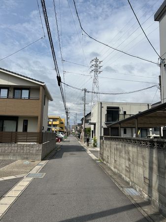 西尾市寄住町神明 戸建 前面道路含む外観 西尾市寄住町神明 戸建 前面道路含む外観