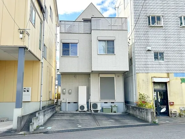 北西側道路から撮影。カースペースは2台分あり。