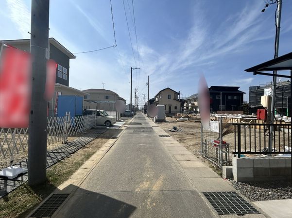 岡崎市東大友町字位式 新築戸建3号棟 前面道路含む外観