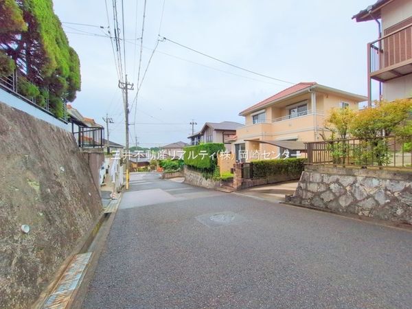 岡崎市滝町字丸根 戸建 前面道路含む外観 前面道路含む外観