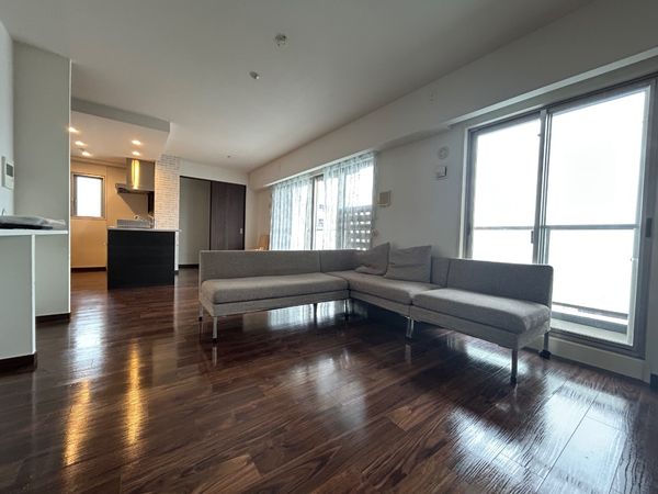 レゾンシティ岡崎駅前プレミアムコート リビング