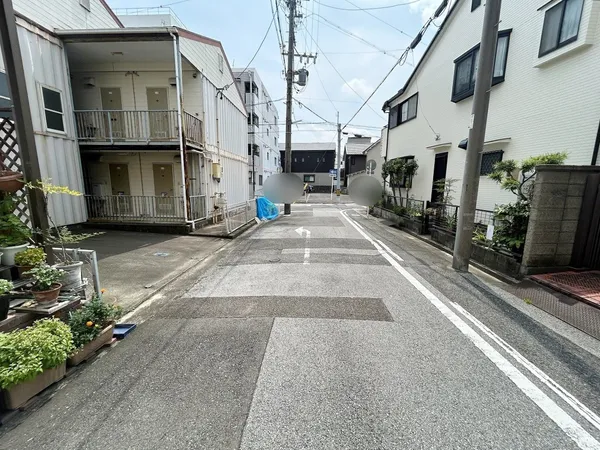 西側道路は幅員約6.0m