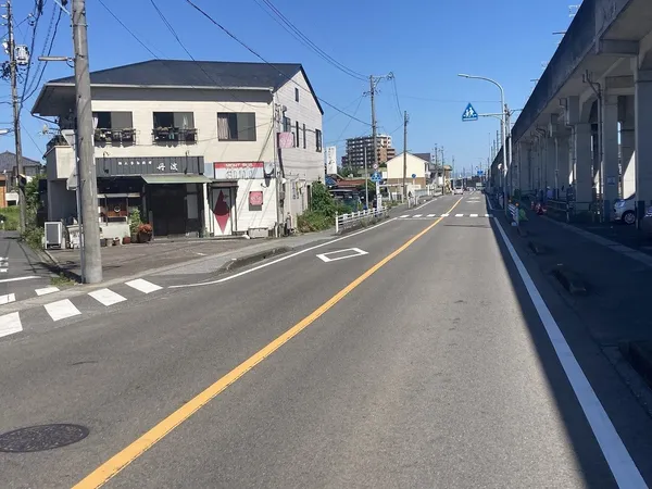 前面道路幅員約12.0m、県道奥音羽線(計画道路拡幅済)です